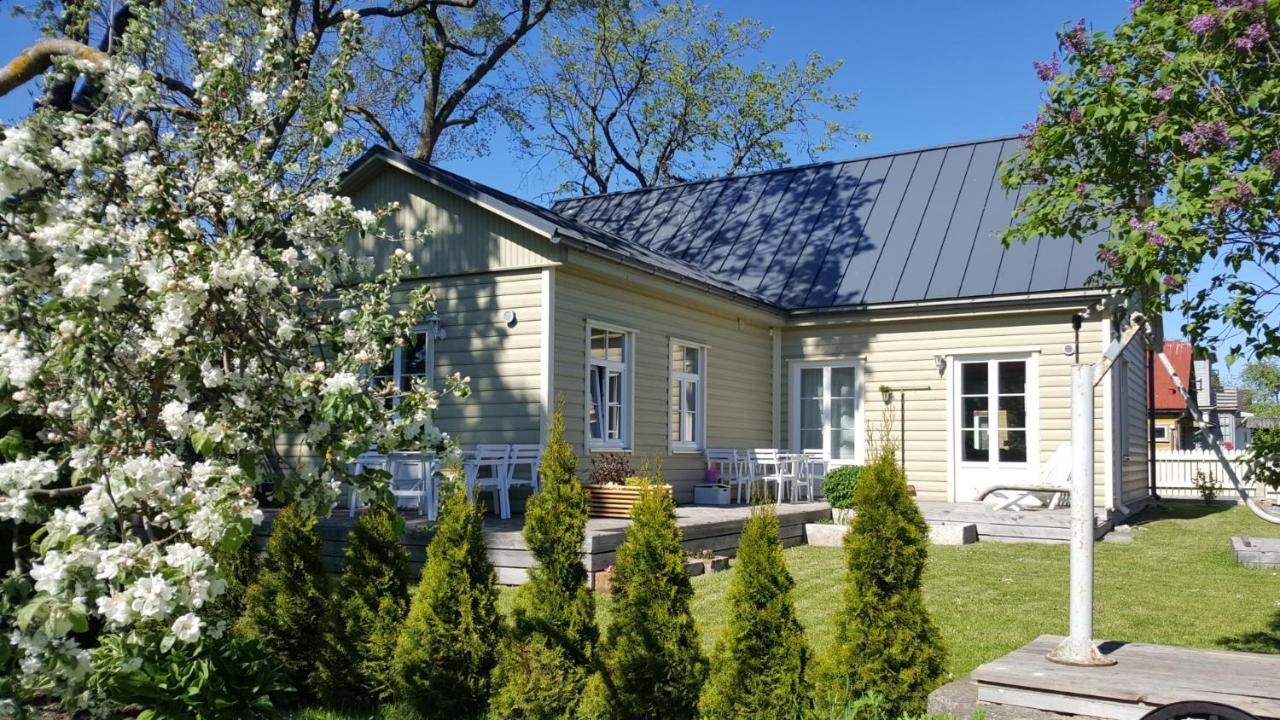 Kuressaare Family And Garden Apartments Экстерьер фото